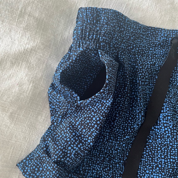 Lululemon Spring Breakaway Short ii - Size 4 - Navy and Black - Cuffed hem - Picture 4 of 8